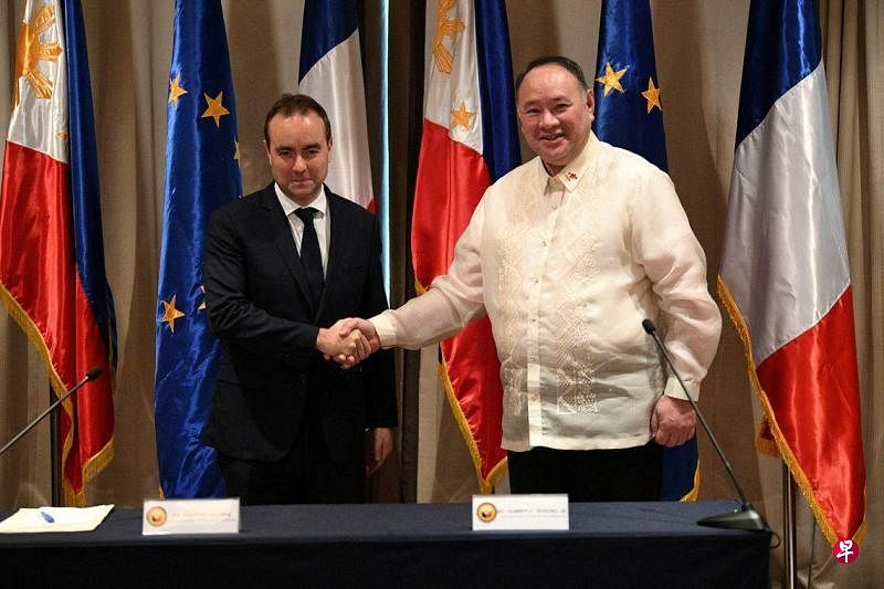 到访菲律宾的法国国防部长勒科尔尼（左）与菲律宾国防部长特奥多罗签署合作意向书，两国同意就部队互访协议展开磋商。（路透社）