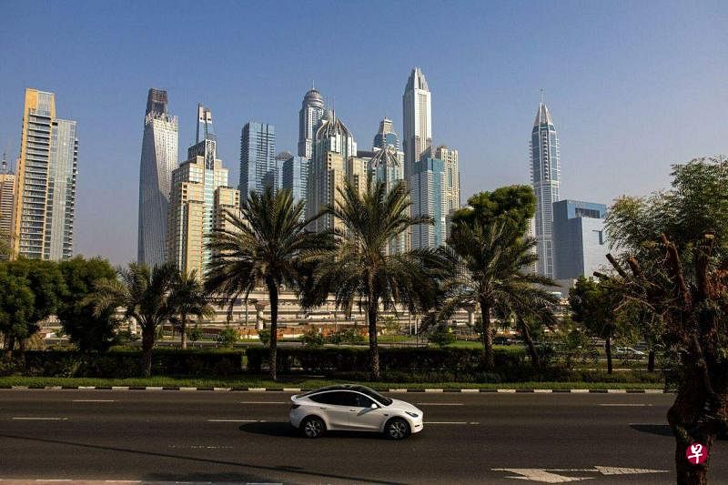 阿联酋雄心勃勃发展经济，是海湾地区贸易、旅游业及金融业的枢纽。图为迪拜繁华的市区景观。（彭博社）