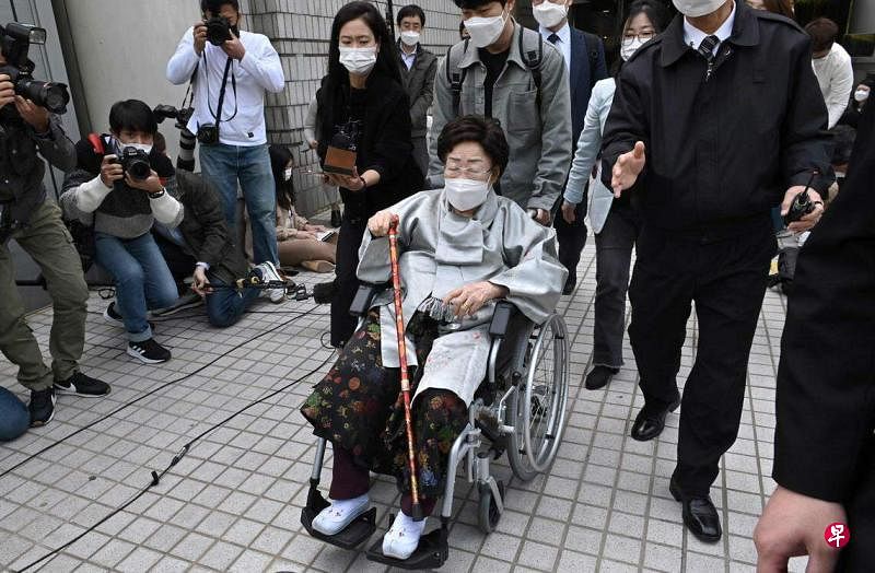 11月23日，首尔高等法院裁定慰安妇受害者李容洙（轮椅）索赔案胜诉。（法新社）