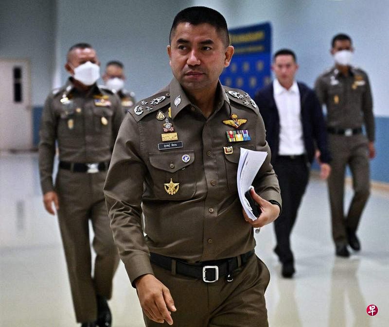 泰国副警察总长素拉差德被指参与在老挝境内的在线赌博网站，警方特别行动组目前正对他展开调查。图为他6月30日抵达曼谷的警察总部，准备召开记者会。（法新社档案照片）