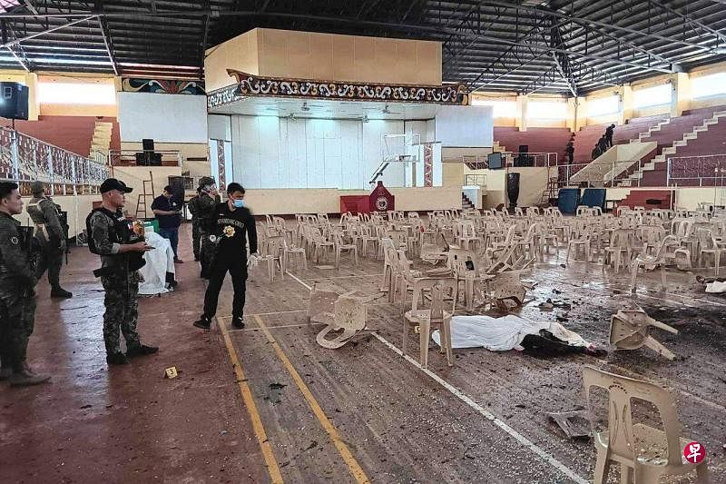 菲律宾警方在遭到爆炸袭击的棉兰老州立大学体育馆内进行调查。（法新社）