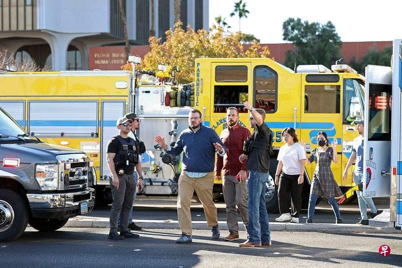美国内华达大学拉斯维加斯分校星期三（12月6日）发生枪击案后，执法人员引导人们离开校园。（法新社）